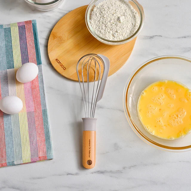 Fouet Karaca X Refika Gadgets avec manche en bois et raclette en silicone