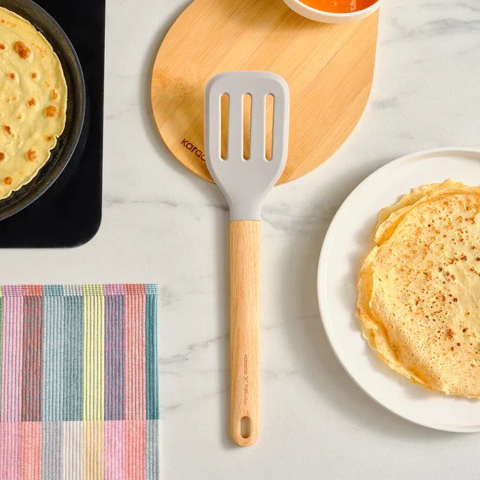 Spatule rainurée en silicone Karaca X Refika Gadgets avec manche en bois